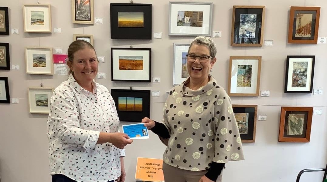Gay Landeta accepting her Art Prize